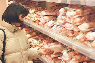 Peste două treimi dintre români consumă aproape zilnic carne de pui