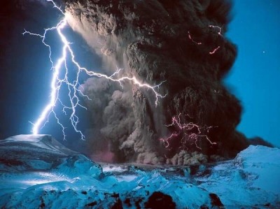 Vulcanii şi fulgerele au produs scânteia care a creat viaţa pe Pământ