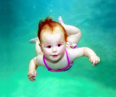 Experţii belgieni nu recomandă înotul pentru bebeluşii cu vârsta sub un an