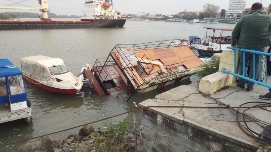 Accident pe Dunăre: O navă s-a izbit de un ponton de acostare