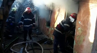 VIDEO: O mamă şi fiul acesteia decedaţi într-un incendiu, pe str. Ştiinţei