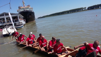 Ziua Marinei la Galaţi: Seniorii gălăţeni sau întrecut cu juniorii brăileni în cursa de canotci