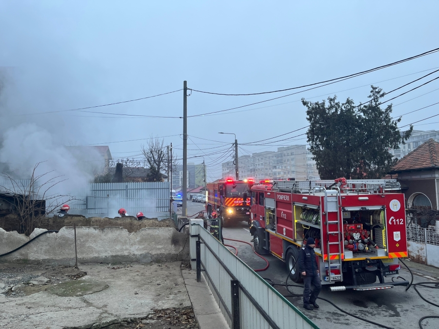 VIDEO: Incendiu la un garaj în Tulcea. 2 locuințe în pericol (UPDATE)