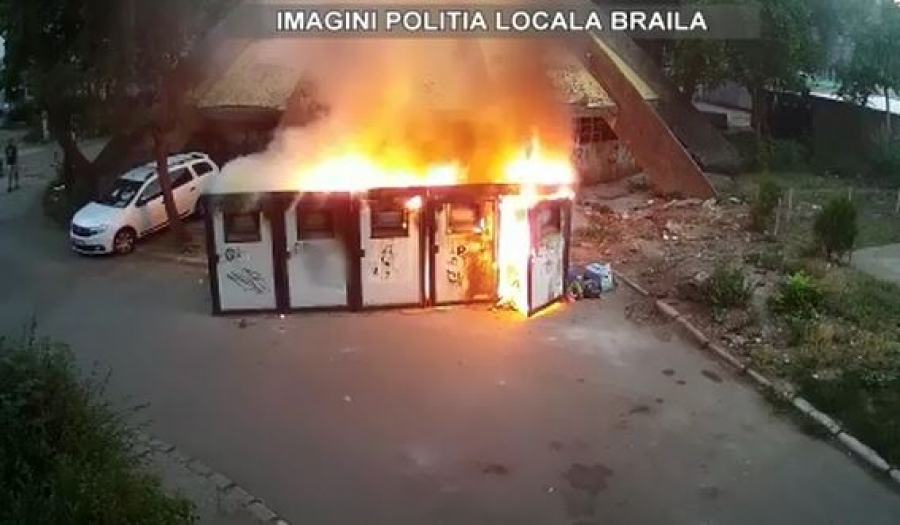 A incendiat un modul de colectare selectivă a deşeurilor (VIDEO)