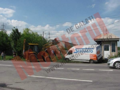 Alcool şi viteza: dubiţă răsturnată ridicată, cu escavatorul