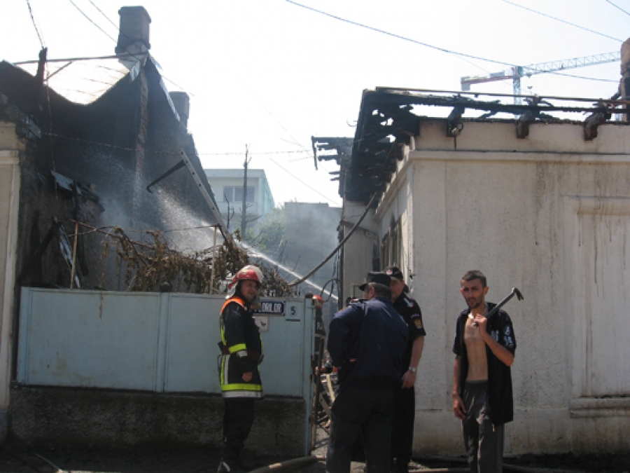 Patru case arse pe caniculă de la o improvizaţie electrică