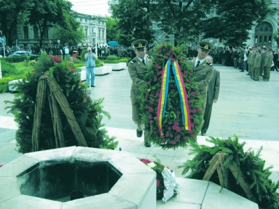 Joi, 25 mai a.c., în Galaţi se sărbătoreşte Ziua Eroilor, începând cu ora 12.45. Astfel, programul manifestărilor este următorul: