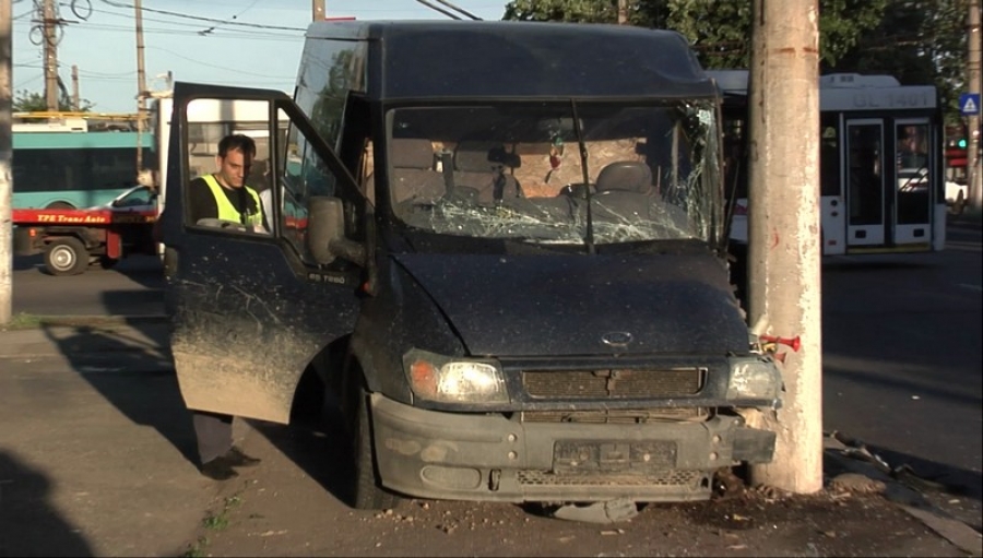 SCANDAL lângă parcul CFR: A atacat poliţiştii cu un cuţit