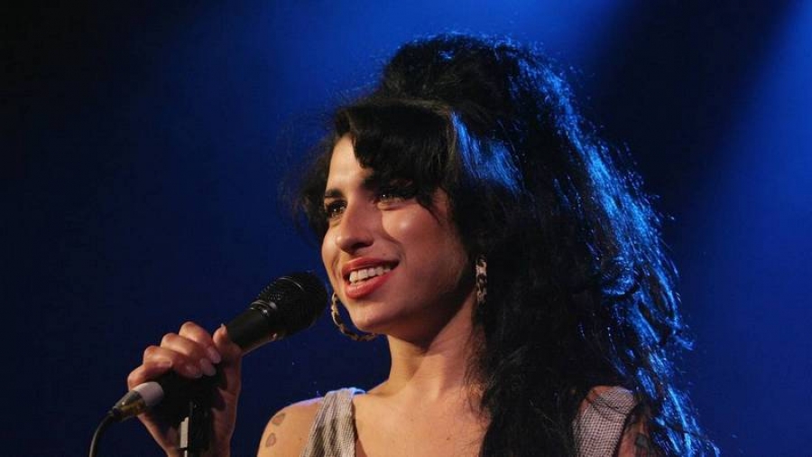 Amy Winehouse revine pe scenă