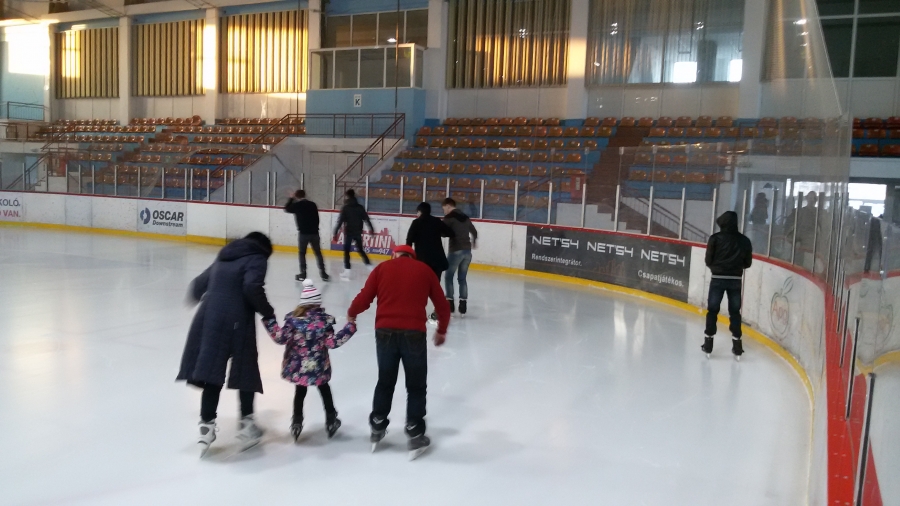 Gălăţenii, Patinoarul şi hocheiştii de Dunărea Galaţi, alături de copiii cu autism