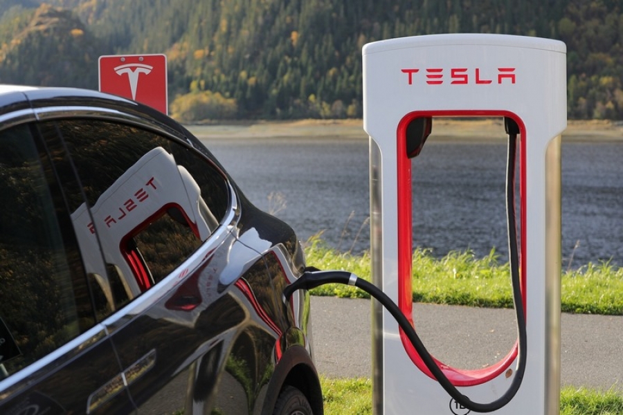 Tesla va instala câte un Supercharger în trei oraşe din România