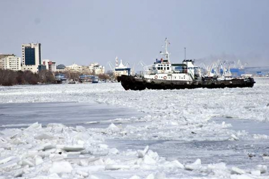 Remorcherul Galaţi 3 sparge gheaţa în zona Brăila, însă bacurile tot nu circulă