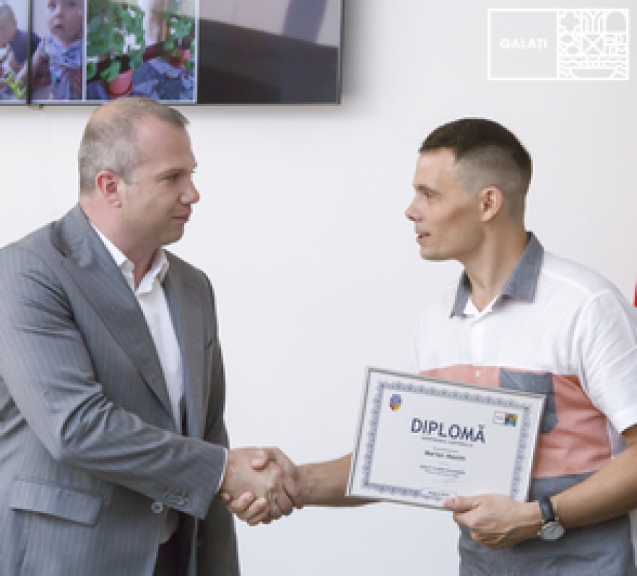 Cui i-a oferit primarul Ionuţ Pucheanu diploma de ”Gospodarul cartierului”