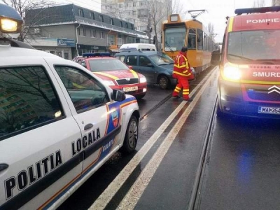 Nu s-a asigurat şi a intrat într-un tramvai