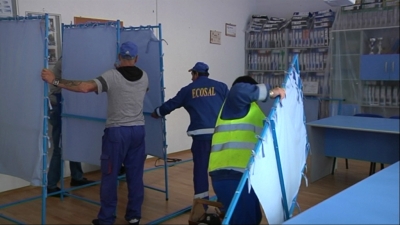 A început pregătirea secţiilor de votare din oraş (FOTO)