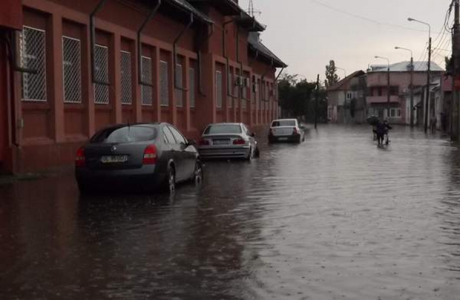 Ploaia torenţială a inundat 9 străzi, un subsol şi a doborât 2 copaci