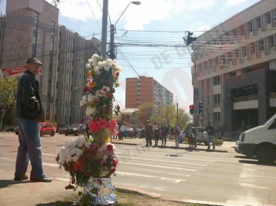 Flori la semafor în memoria asistentei ucise de o maşină pe trotuar