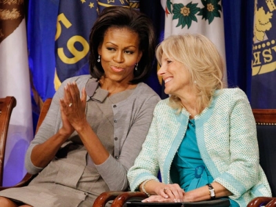 Hillary Clinton şi Michelle Obama condamnă un editorial care o vizează pe soţia lui Joe Biden