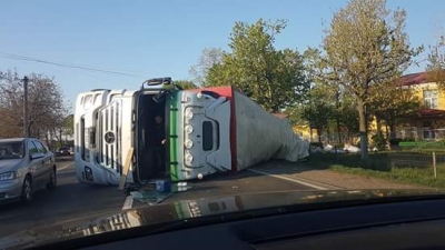 Tir răsturnat în localitatea Independenţa