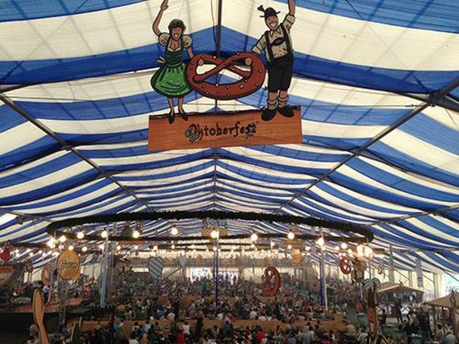 Oktoberfest vine şi la Galaţi cu bere, cârnaţi şi celebrele ciolane rotisate bavareze