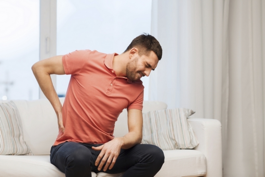 Bărbaţii sunt afectaţi de lumbago, provocat de sedentarism