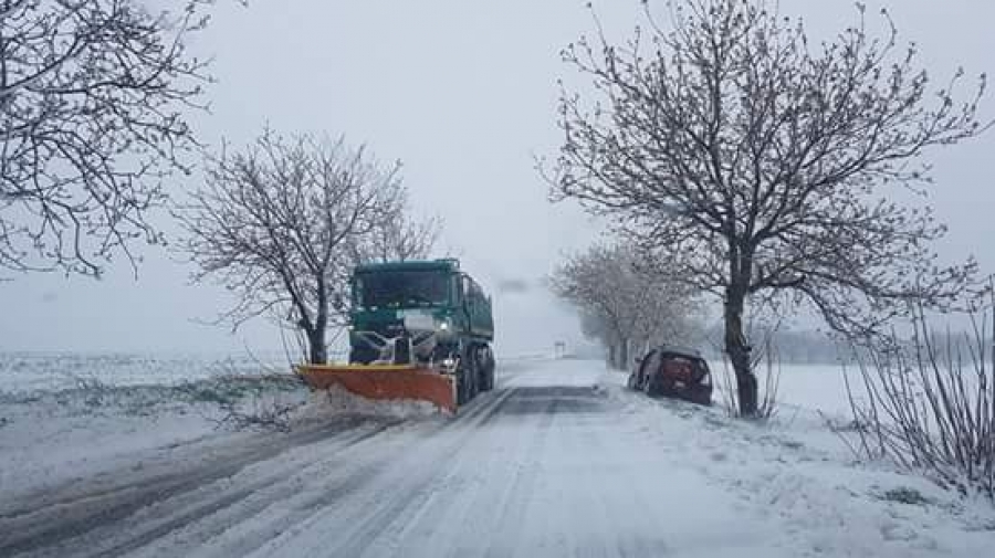 Accident pe ninsoare: a intrat cu maşina în pom