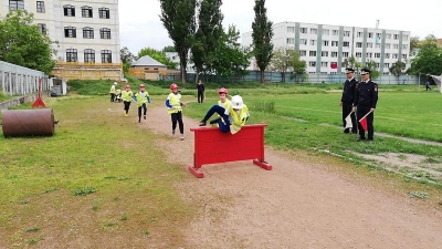 FOTO | Probe de "foc" pentru zeci de elevi gălăţeni la concursul "Prietenii Pompierilor"