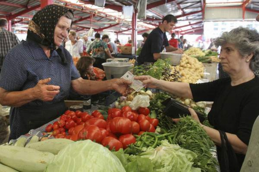 Tecucenii îşi umplu cămările cu alimente de bază