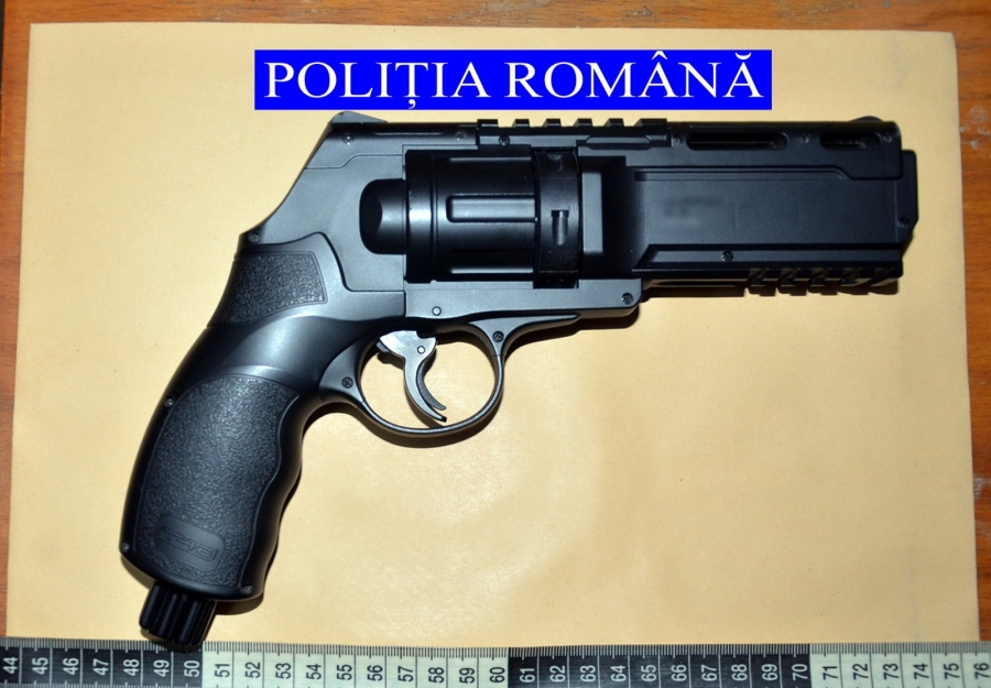 Vânzătoare ameninţată cu pistolul