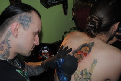 Artiştii tatuatori riscă să acopere aluniţele şi alte semne ce pot contribui la detectarea cancerului de piele