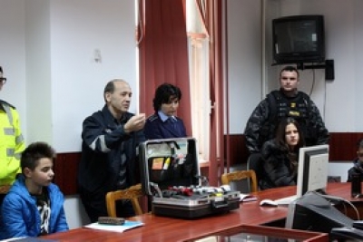 Poliţiştii gălăţeni au predat ştafeta, pentru o zi, tinerilor care vor să îmbrăţişeze această profesie