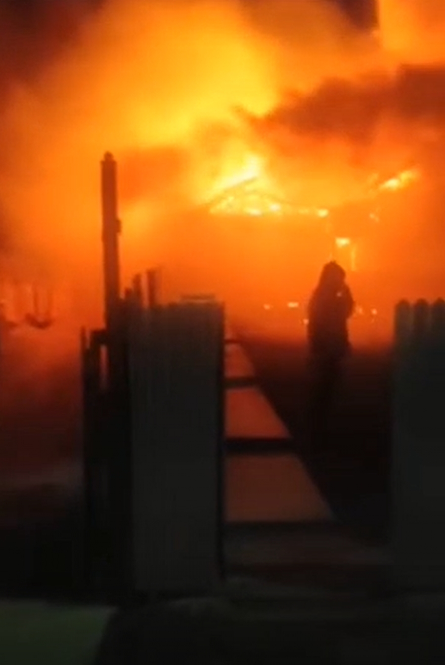 Casă distrusă de flăcări de la jarul căzut din sobă (VIDEO)