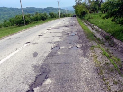 Starea drumurilor din România: aproape 40% sunt pietruite şi de pământ