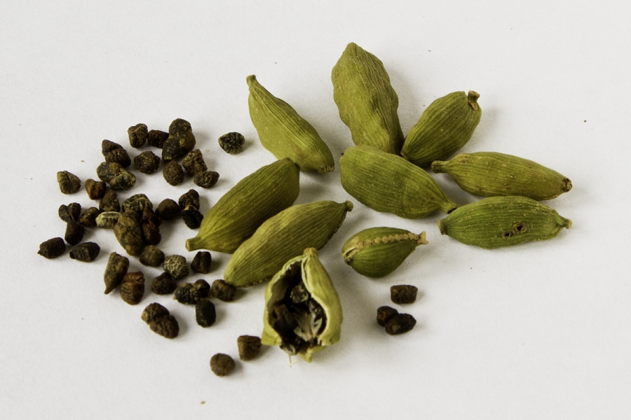 Cardamomul are efecte gastro-protective, ajutând inclusiv în vindecarea ulcerelor gastrice