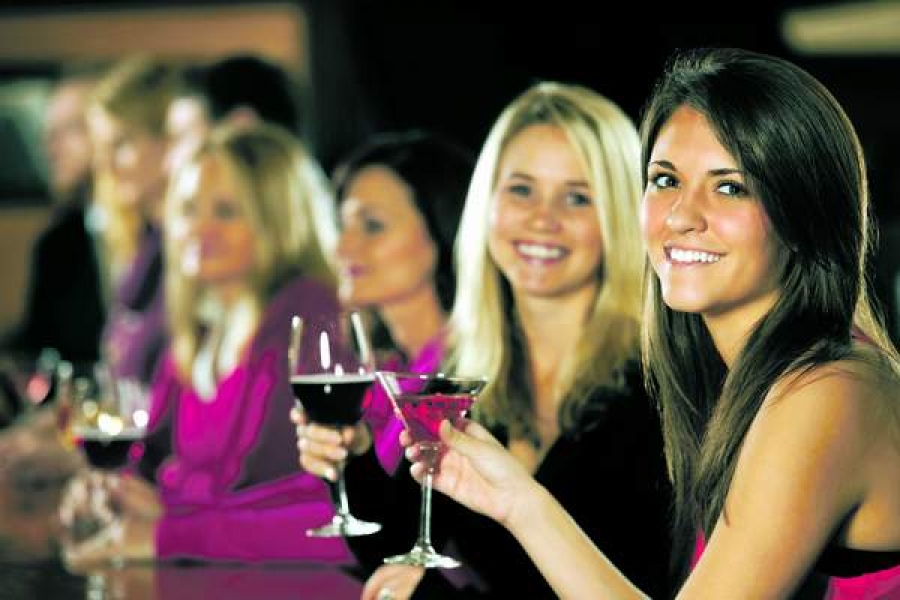 Alcoolul le face pe femei mai atrăgătoare în faţa bărbaţilor