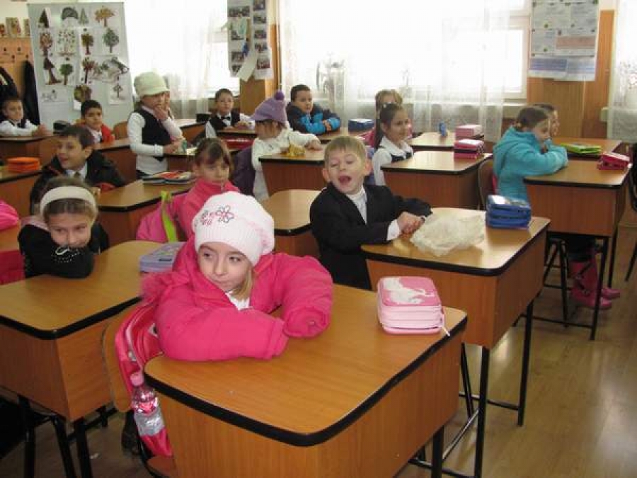 30.000 de elevi şi copii de grădiniţă suferă în frigul din clase