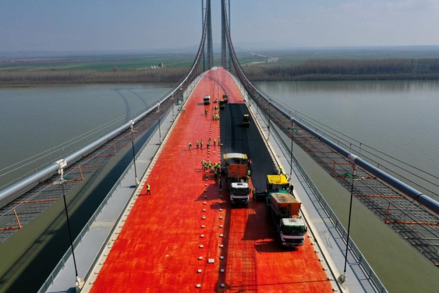 Podul peste Dunăre a intrat în ultima etapă de execuţie: asfaltarea (VIDEO)