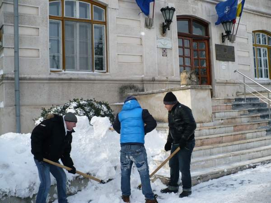 Deţinuţii, voluntari la deszăpezire