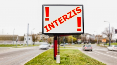 Amplasarea mijloacelor de publicitate şi a construcţiilor interzisă în curbe şi în intersecţii