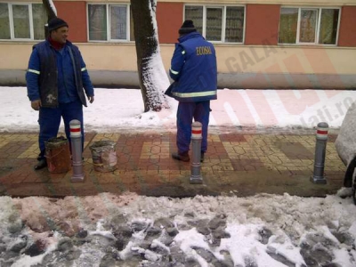 Trotuarele din Complexul Studenţesc, păzite cu „stâlpi antiparcare”