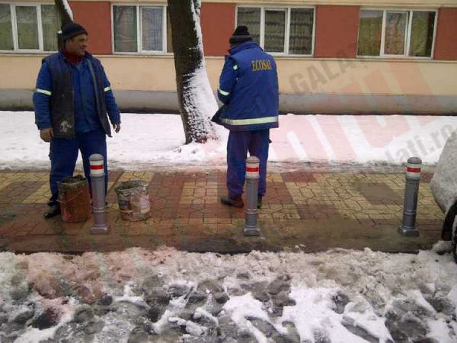 Trotuarele din Complexul Studenţesc, păzite cu „stâlpi antiparcare”