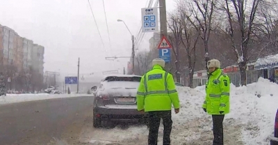 Amenzi de peste 150.000 lei, într-o singură lună, pentru parcarea pe trotuar