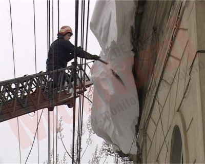 Zăpada şi gheaţa, curăţate de pompieri de pe clădiri