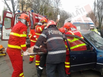 Trei femei în spital după ce maşina le-a fost lovită de un microbuz