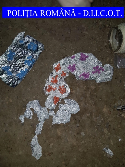 Galaţi: Tineri cercetaţi pentru trafic şi consum de droguri de mare risc (FOTO/VIDEO)