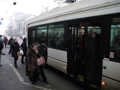Beneficiile pe care le aduce transportul în comun pentru sănătatea persoanelor vârstnice