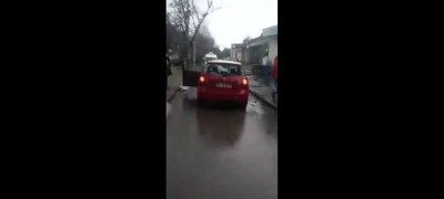 I-a spart luneta maşinii cu pumnul pentru că a vrut să dea înapoi