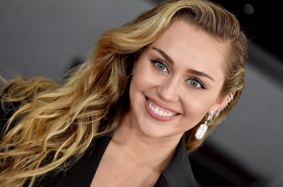 Miley Cyrus a lansat un nou material discografic, intitulat ''She Is Coming''