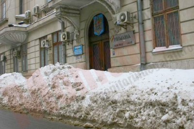 Nămeţi în faţa sediului Primăriei