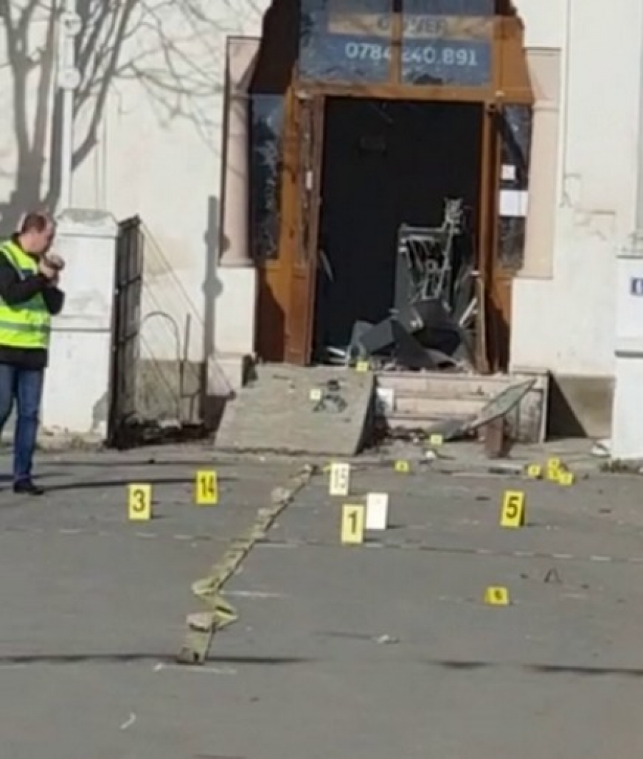 Spargere explozivă la Brăila: Au vrut să spargă un bancomat cu o butelie